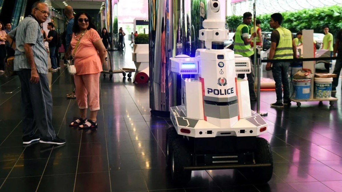 Robot cops take charge in Singapore