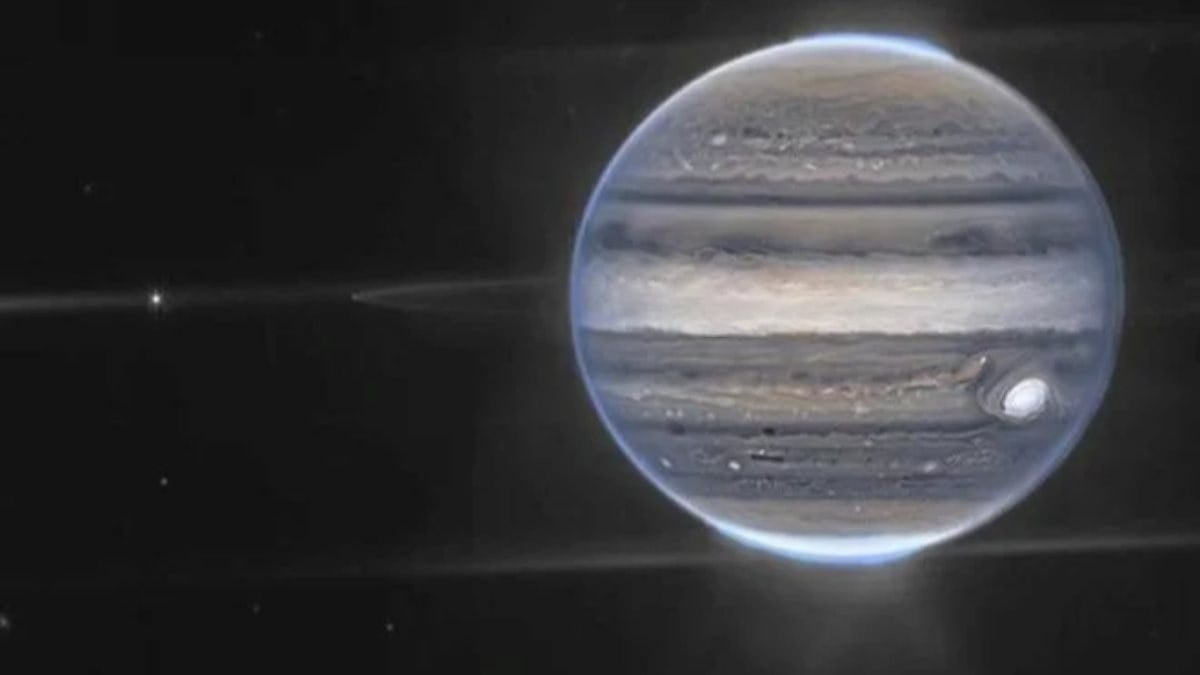 NASA images lightning flash on Jupiter