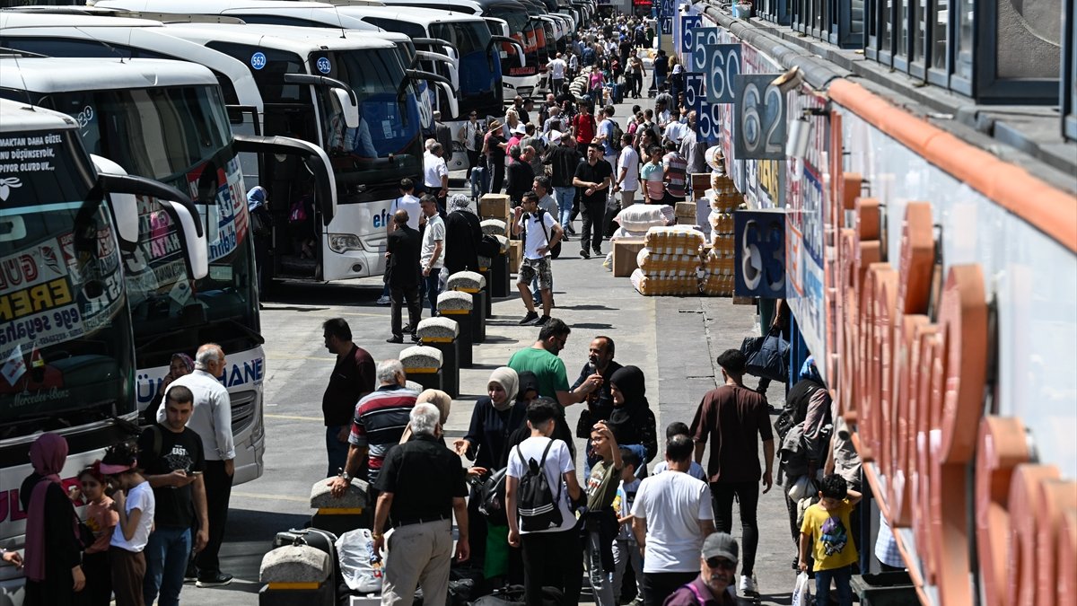 İstanbul'da otogar ve havalimanlarında Kurban Bayramı tatili yoğunluğu yaşanıyor - Türkiye İyi Gazete