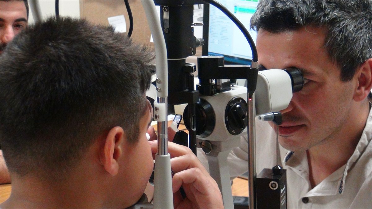 11 fly larvae in the eyes of a 10-year-old boy were cleaned in Bitlis