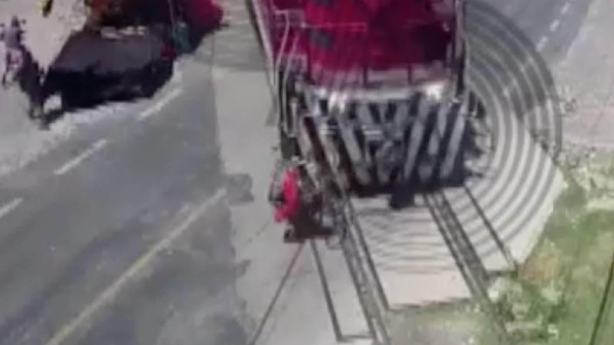 Bicycle man hit by train in Mexico was thrown for meters