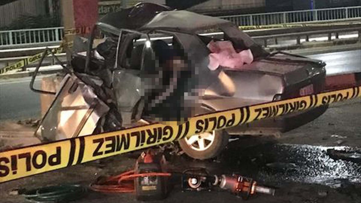 Manisa'da katliam gibi kaza! Refüje çarpan araçta 4 kişi öldü