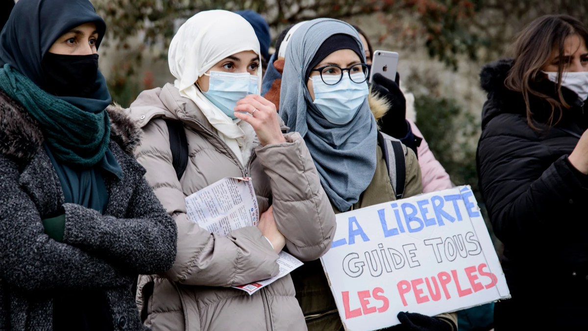 Fransa'da Müslüman karşıtlığı: Devlet okullarında abaya giyilmesi yasaklanacak