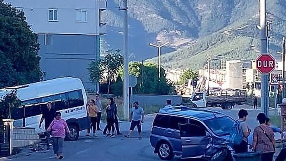 Denizli’de otomobille çarpışan okul servisi bahçeye uçtu