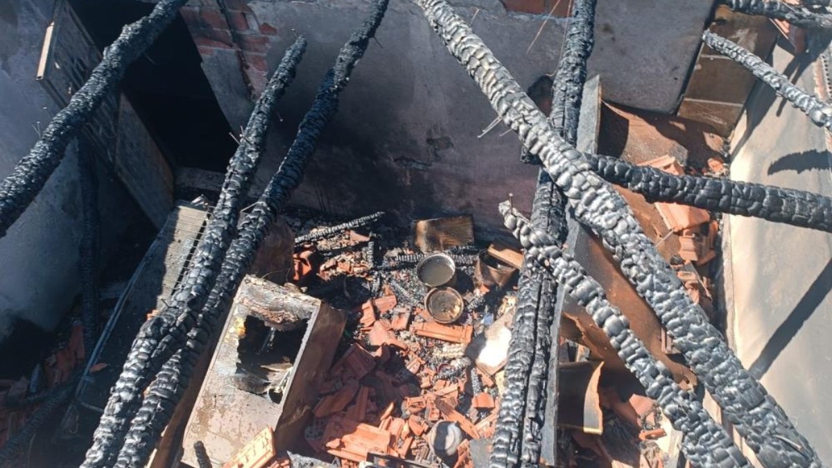 Denizli’de çıkan yangında 2 katlı ev kül oldu