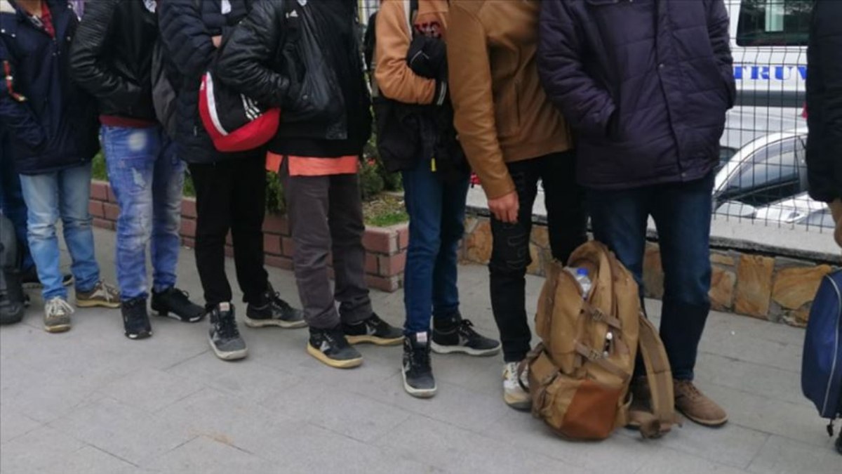 Aydın’da 49 düzensiz göçmen ve 3 insan kaçakçısı yakalandı