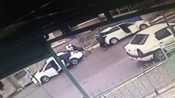Camiye giren adamın aracından 700 bin TL'lik altın çaldılar