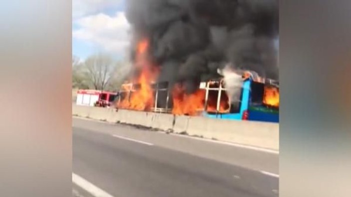 İtalya'da bir şahıs kaçırdığı otobüsü yaktı
