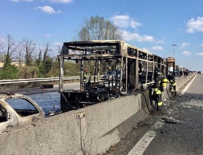 İtalya'da bir şahıs kaçırdığı otobüsü yaktı