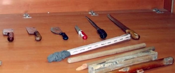 70 kişi bıçak, satır ve sopalarla birbirine girdi