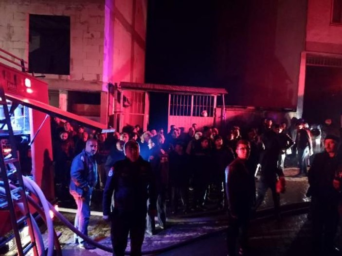 Bursa'da iki ev alev alev yandı