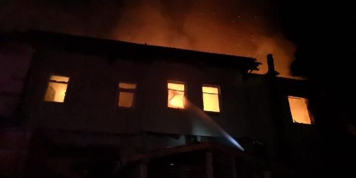 Bursa'da iki ev alev alev yandı