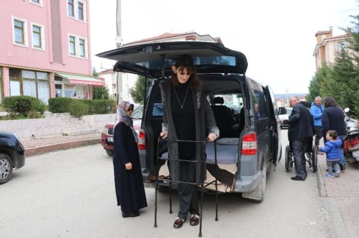 Seçim günü dünyanın en uzun genç kızı dikkat çekti