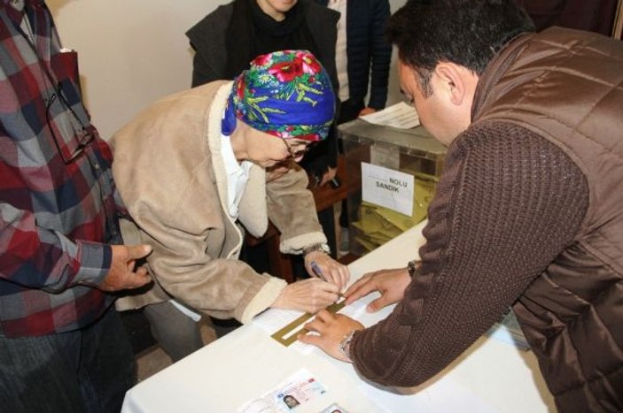 Fatma Girik hasta yatağından kalkıp oy kullandı