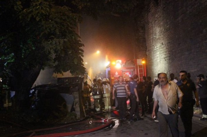 Fatih’te iki katlı evde yangın: 1 ölü 1 yaralı