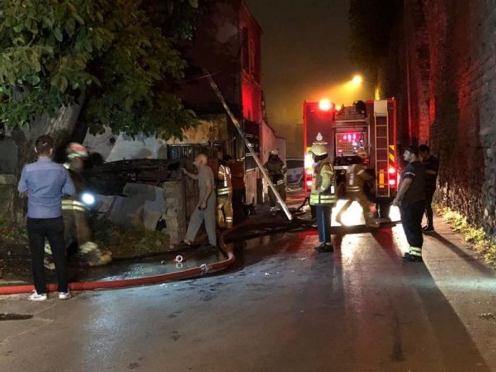 Fatih’te iki katlı evde yangın: 1 ölü 1 yaralı