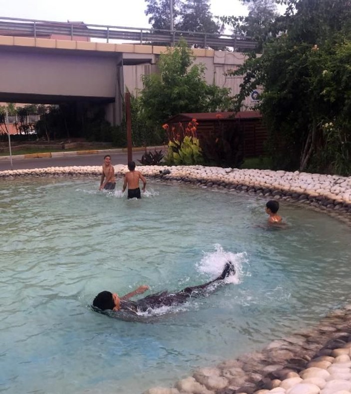 Antalya'da Suriyeli çocuklar süs havuzunda serinledi