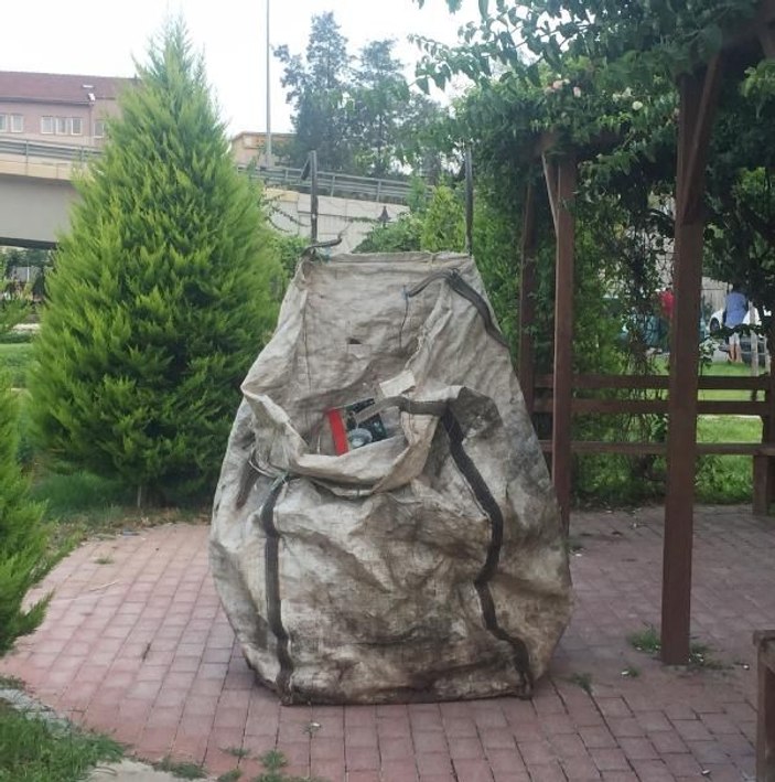 Antalya'da Suriyeli çocuklar süs havuzunda serinledi