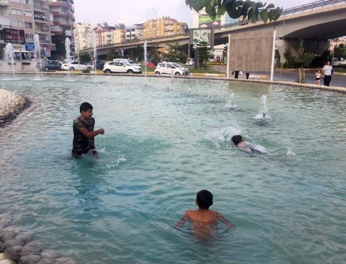 Antalya'da Suriyeli çocuklar süs havuzunda serinledi