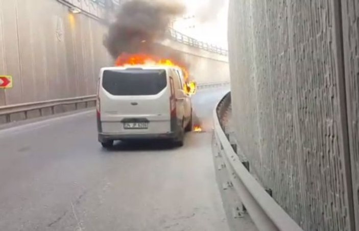 Alt geçitteki ticari minibüs alev aldı