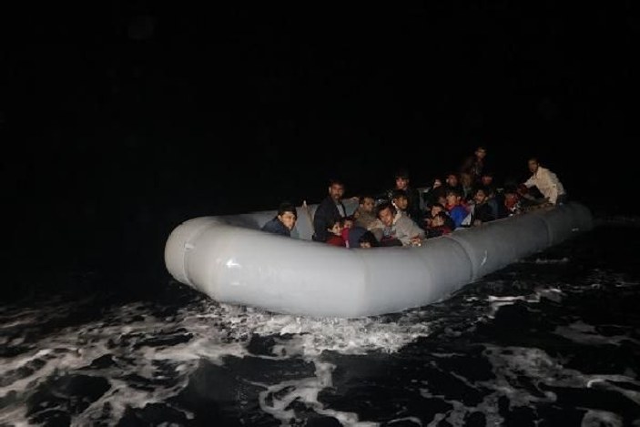 Lastik bot içinde 41'i çocuk, 71 kaçak göçmen yakalandı -5