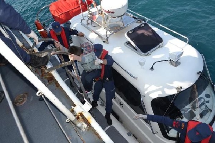 Lastik bot içinde 41'i çocuk, 71 kaçak göçmen yakalandı -3