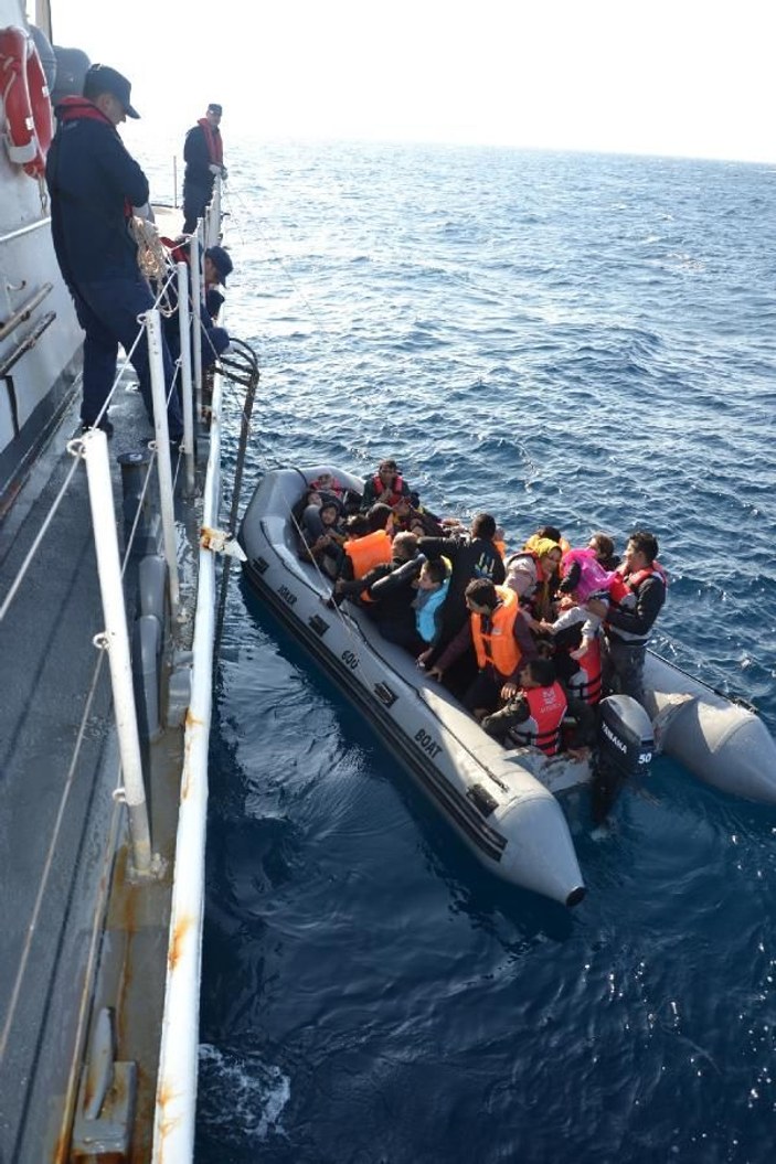 Lastik bot içinde 41'i çocuk, 71 kaçak göçmen yakalandı -1
