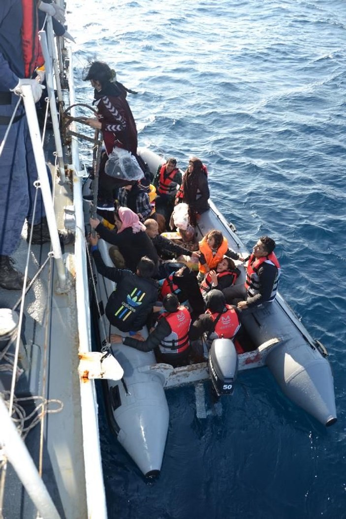 Lastik bot içinde 41'i çocuk, 71 kaçak göçmen yakalandı -4