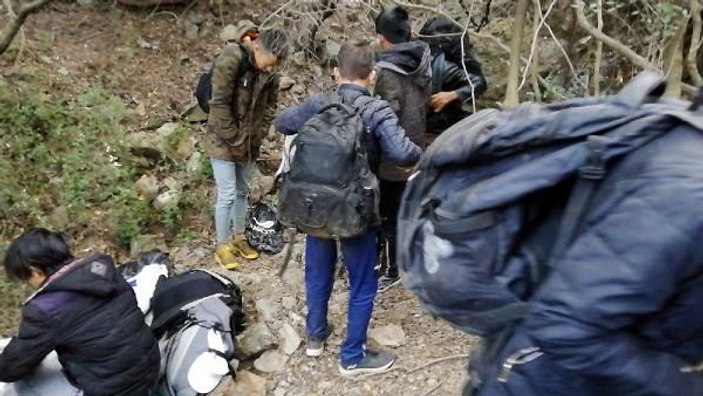 İzmir'de 87 kaçak göçmen ile 2 organizatör yakalandı -2