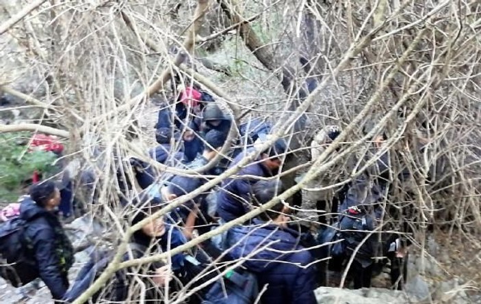 İzmir'de 87 kaçak göçmen ile 2 organizatör yakalandı -3