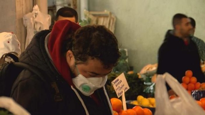 Pazarlarda koronavirüse karşı eldivenli önlem