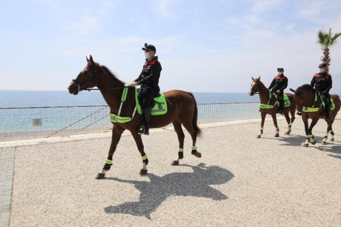 Konyaaltı sahilinde atlı polislerden devriye