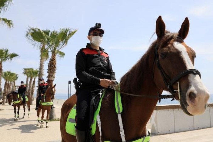Konyaaltı sahilinde atlı polislerden devriye