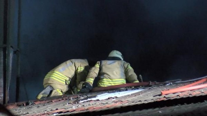 Sancaktepe'de çatı yangını  -3