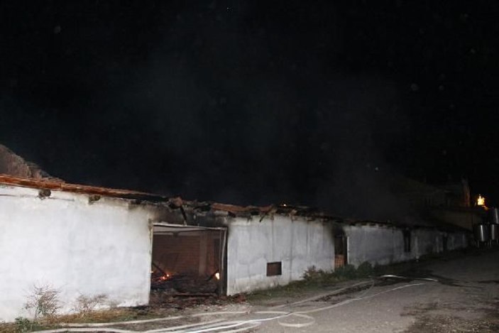 3 hayvan damı ile 800 balya saman küle döndü -4