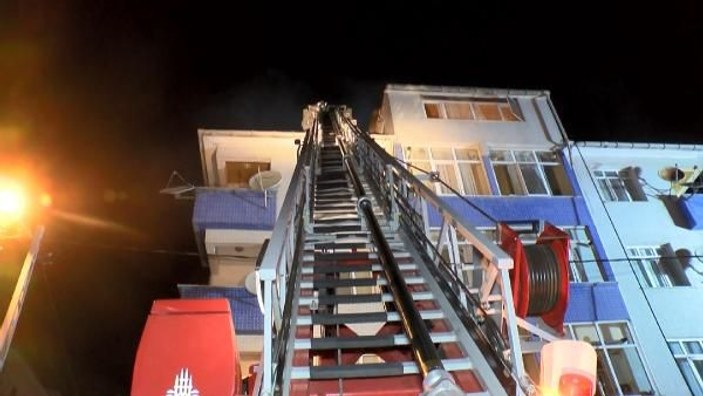 Sancaktepe'de çatı yangını  -8