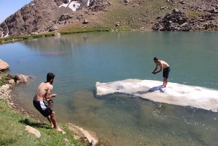 Hakkari'de doğaseverler, göldeki buz kütleleri üzerinde kayıp, yüzdü -5