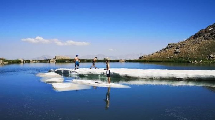 Hakkari'de doğaseverler, göldeki buz kütleleri üzerinde kayıp, yüzdü -1