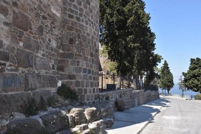 İzmir'de tarihe saygısızlık: Kadifekale'nin surları yazı tahtasına döndü -1