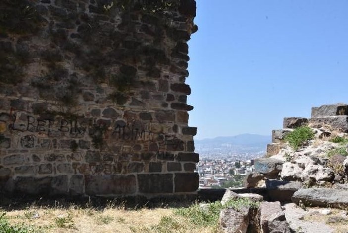 İzmir'de tarihe saygısızlık: Kadifekale'nin surları yazı tahtasına döndü -8