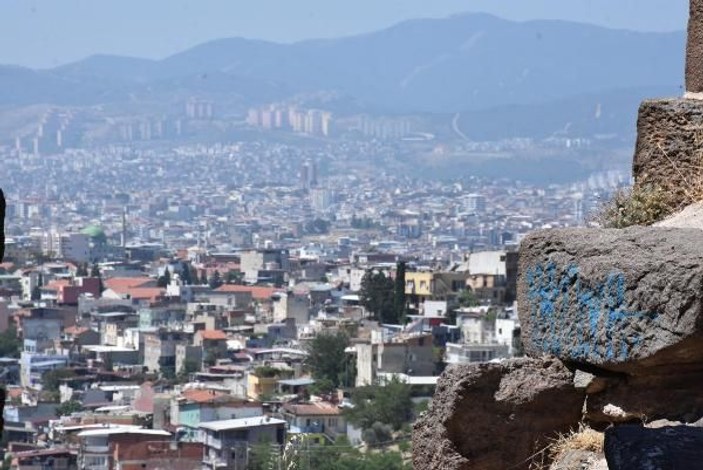 İzmir'de tarihe saygısızlık: Kadifekale'nin surları yazı tahtasına döndü -9