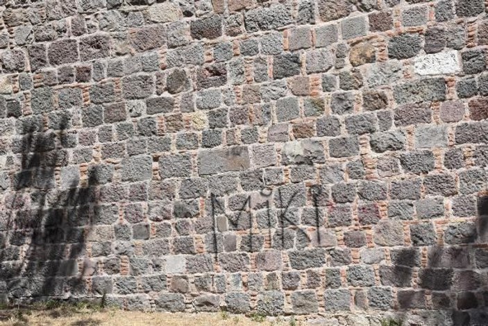 İzmir'de tarihe saygısızlık: Kadifekale'nin surları yazı tahtasına döndü -3