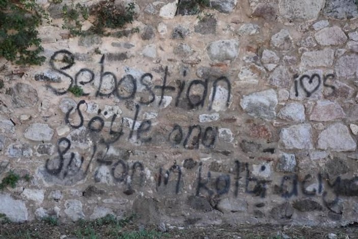 İzmir'de tarihe saygısızlık: Kadifekale'nin surları yazı tahtasına döndü -7