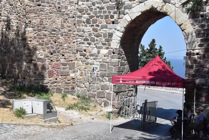 İzmir'de tarihe saygısızlık: Kadifekale'nin surları yazı tahtasına döndü -2