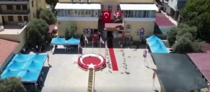 İpi kopunca düşen Türk bayrağı duyarlı vatandaş tarafından kaldırıldı -3