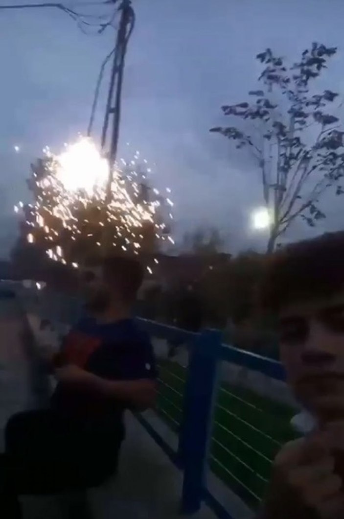 Sultangazi'de tehlikeye aldırış etmeden selfi çektiler -1