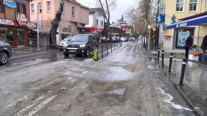 Üsküdar'da kamyon bariyerlere çarptı