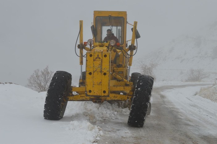 Elazığ'da kar yağışı nedeniyle 90 köy yolu ulaşıma kapandı -8