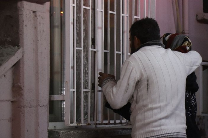 Dumandan etkilenen kardeşini kucağında taşıdı -10