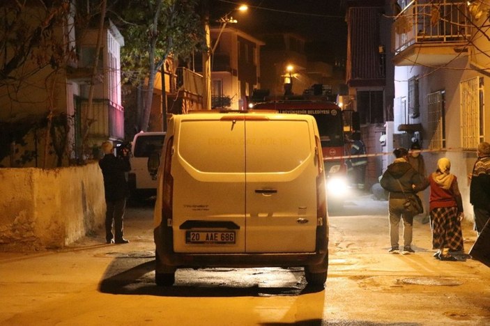 Dumandan etkilenen kardeşini kucağında taşıdı -12